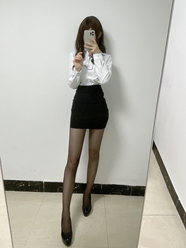 《OL》｜coser衣衣 · 26张写真