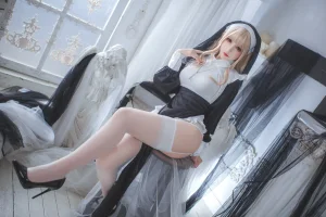 《修女》｜coser衣衣 · 59张写真、2 个视频