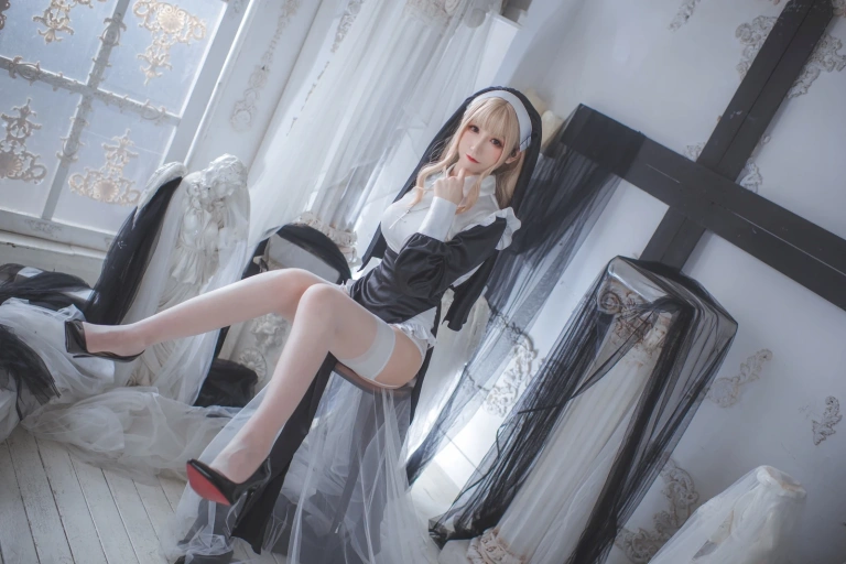 《修女》｜coser衣衣 · 59张写真、2 个视频