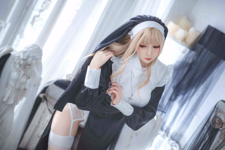 《修女》｜coser衣衣 · 59张写真、2 个视频