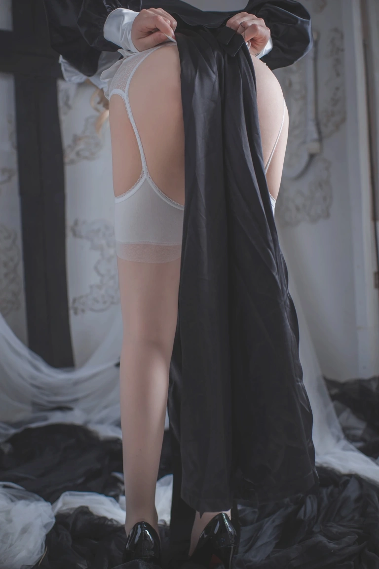 《修女》｜coser衣衣 · 59张写真、2 个视频