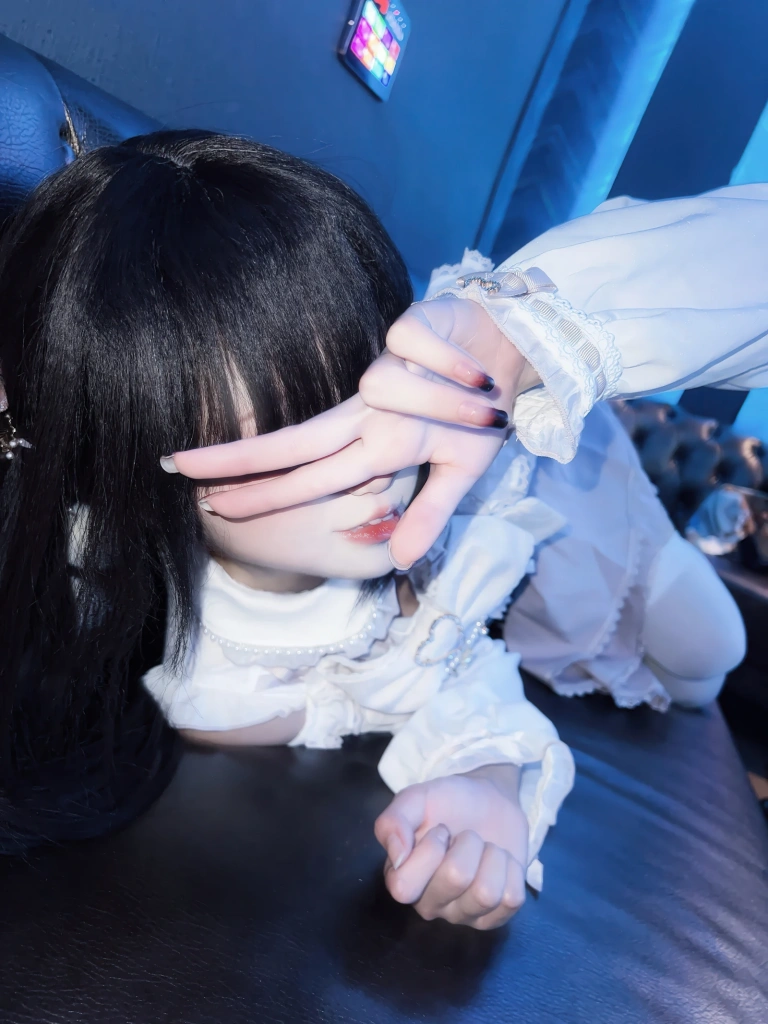《与地雷系女子的ktv约会》｜纸悦Etsu_ko · 44张写真