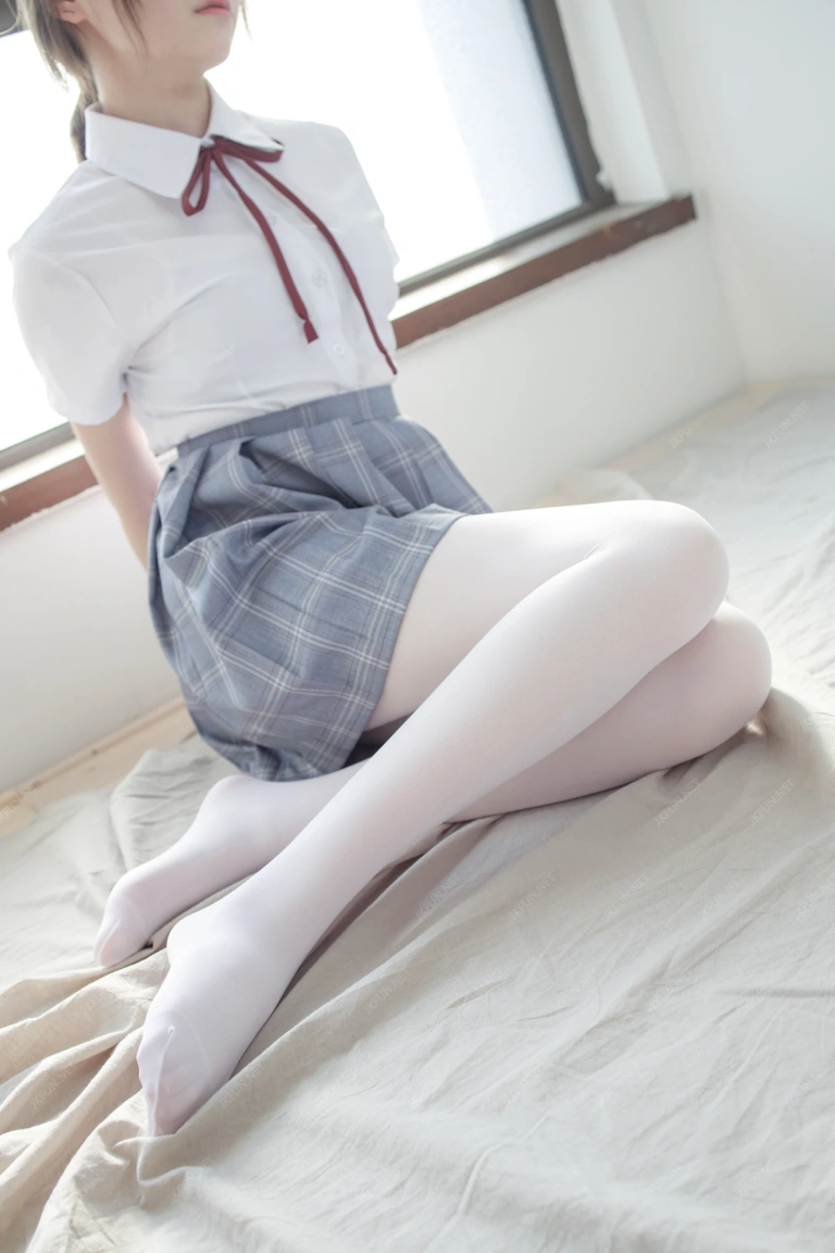 《JKFUN-002 《踩蛋糕》 Aika》｜森萝财团 · 230张写真、1 个视频