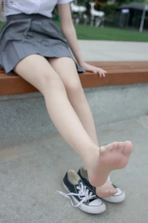 《JKFUN-005 10D肉丝 踩物 卉子》｜森萝财团 · 116张写真、1 个视频
