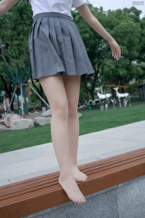 《JKFUN-005 10D肉丝 踩物 卉子》｜森萝财团 · 116张写真、1 个视频