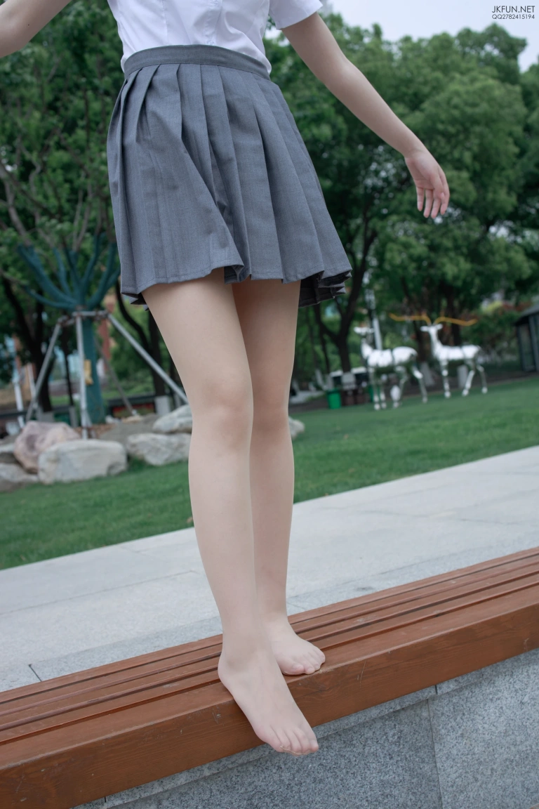 《JKFUN-005 10D肉丝 踩物 卉子》｜森萝财团 · 116张写真、1 个视频