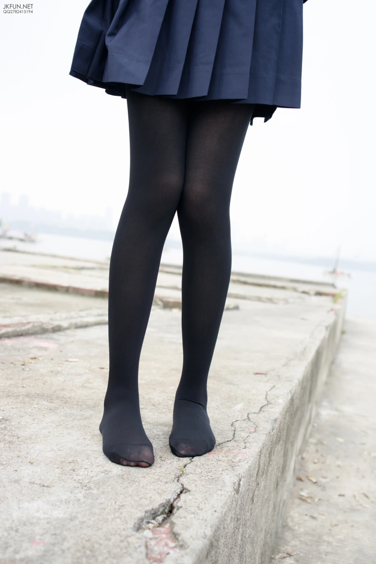 《JKFUN-006 80D黑丝 户外水边 Aika》｜森萝财团 · 140张写真、1 个视频