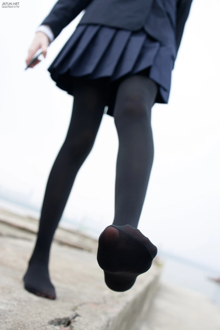 《JKFUN-006 80D黑丝 户外水边 Aika》｜森萝财团 · 140张写真、1 个视频