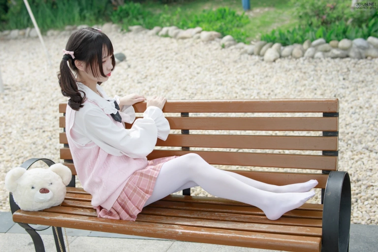 《JKFUN-007 80D白丝 默陌》｜森萝财团 · 126张写真、1 个视频