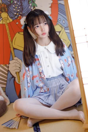 《JKFUN-027 《花里胡哨的民宿》 15D白丝 默陌》｜森萝财团 · 65张写真、1 个视频