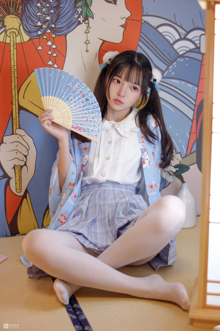 《JKFUN-027 《花里胡哨的民宿》 15D白丝 默陌》｜森萝财团 · 65张写真、1 个视频