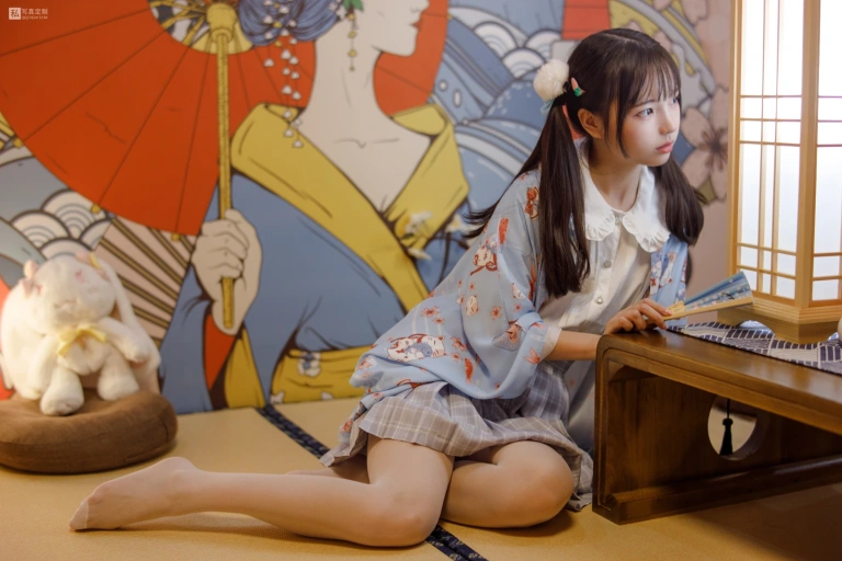 《JKFUN-027 《花里胡哨的民宿》 15D白丝 默陌》｜森萝财团 · 65张写真、1 个视频