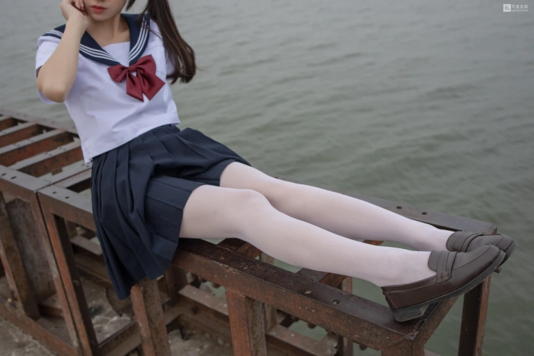 《JKFUN-028 《抑郁湖边与绝望天台》 15D白丝 默陌 赠：《躁动而潮湿的JIO》》｜森萝财团 · 58张写真、2 个视频
