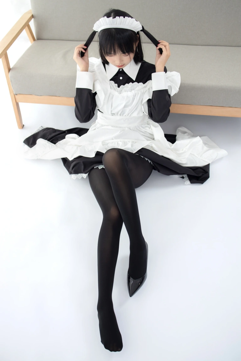 《JKFUN-029 《卉女仆》 踩物 80D黑丝》｜森萝财团 · 67张写真、1 个视频