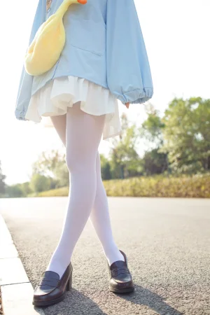 《JKFUN-031 《野餐、爆蛋和彩蛋》 踩物 白丝50D 默陌》｜森萝财团 · 23张写真、1 个视频
