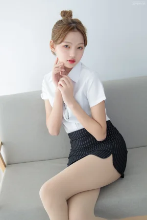 《JKFUN-042 《OL一定要搭配眼镜》50D肉丝》｜森萝财团 · 63张写真、1 个视频
