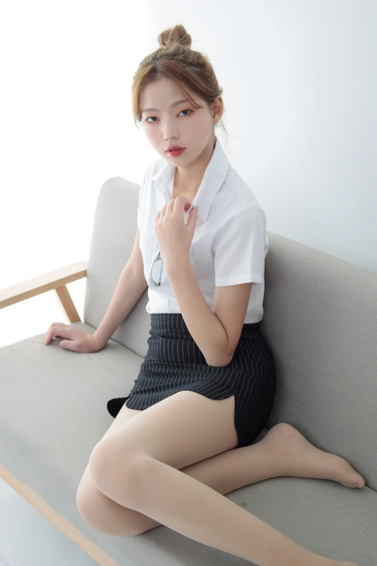 《JKFUN-042 《OL一定要搭配眼镜》50D肉丝》｜森萝财团 · 63张写真、1 个视频