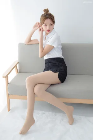 《JKFUN-042 《OL一定要搭配眼镜》50D肉丝》｜森萝财团 · 63张写真、1 个视频