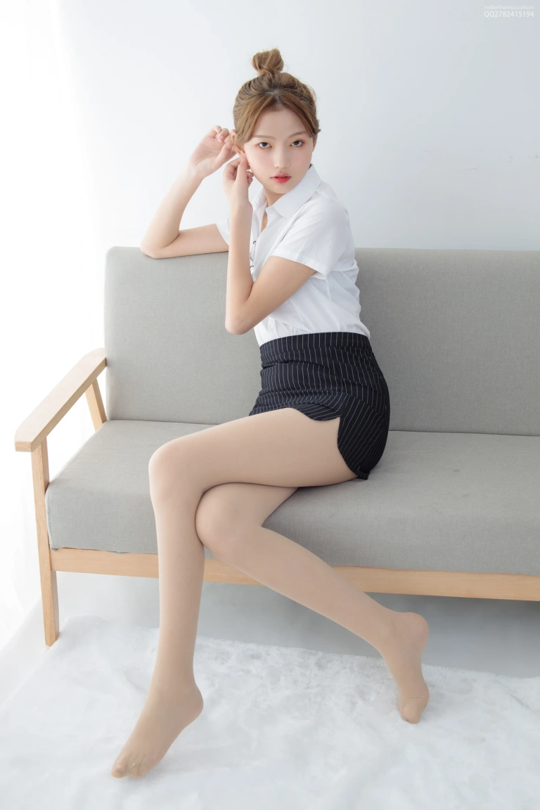 《JKFUN-042 《OL一定要搭配眼镜》50D肉丝》｜森萝财团 · 63张写真、1 个视频