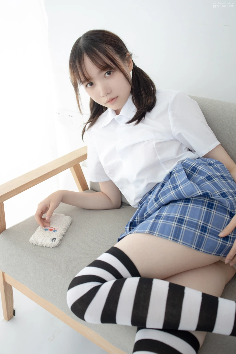 《JKFUN-047 《百圆定制1-4》 黑白高筒 Aika》｜森萝财团 · 36张写真、1 个视频