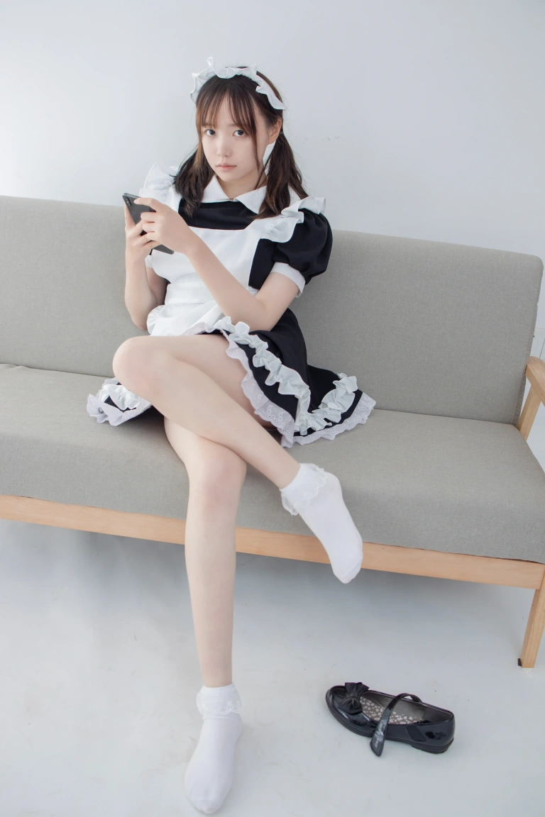 《JKFUN-056 《百圆定制2-2》 蕾丝花边短袜女仆 Aika》｜森萝财团 · 32张写真、1 个视频