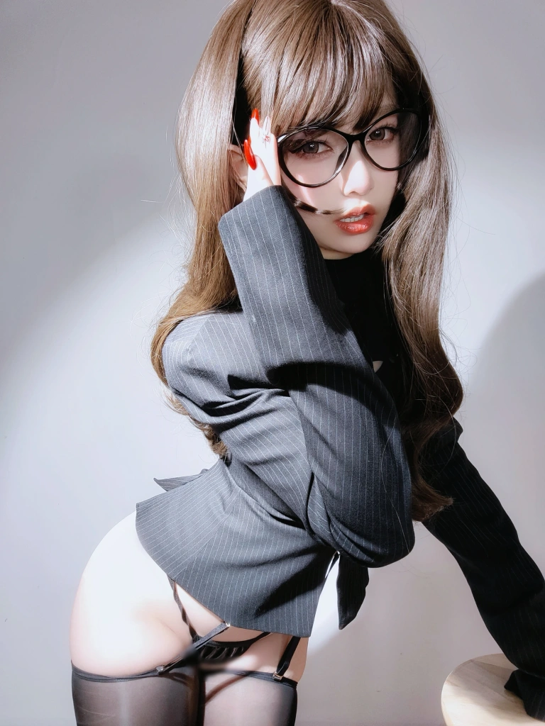 《秘书の丝袜》｜女主K · 93张写真、2 个视频