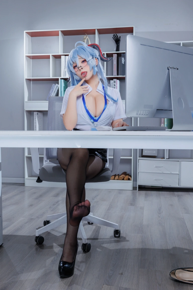 《胡桃 NO.028 – 甘雨OL》｜胡桃Kurumi · 110张写真、1 个视频