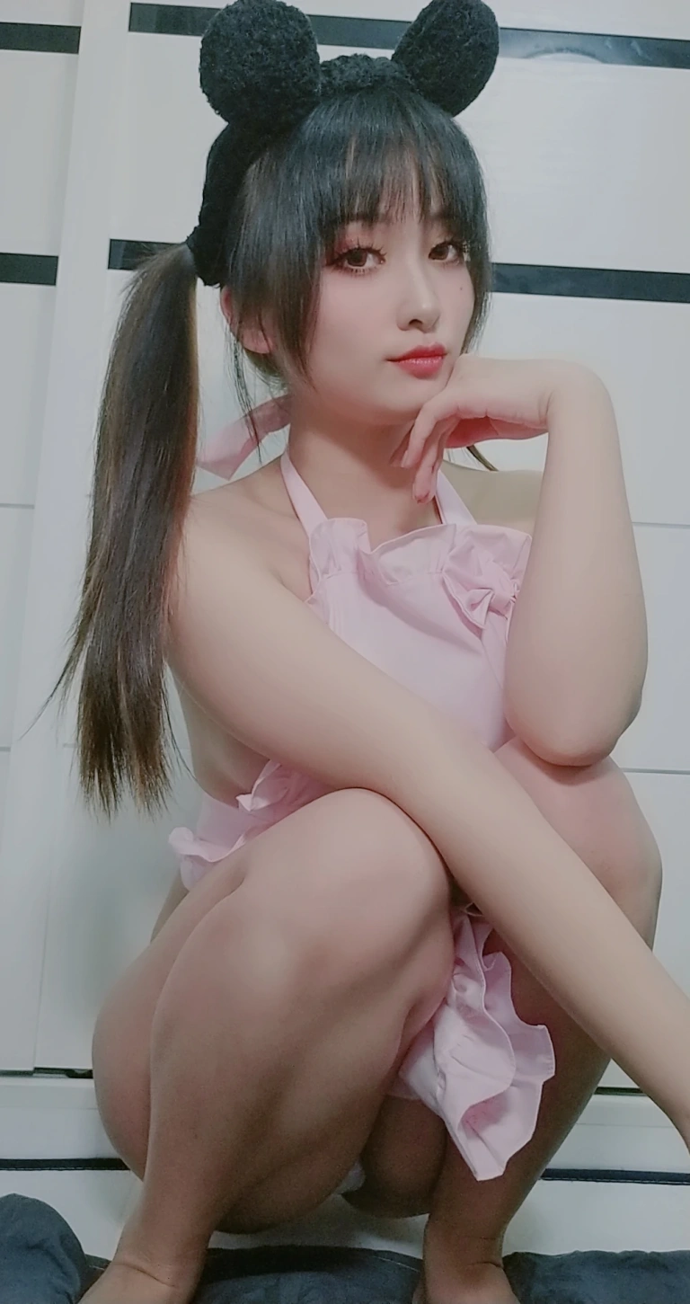 《猫咪围裙》｜洛璃LoLiSAMA · 95张写真、4 个视频