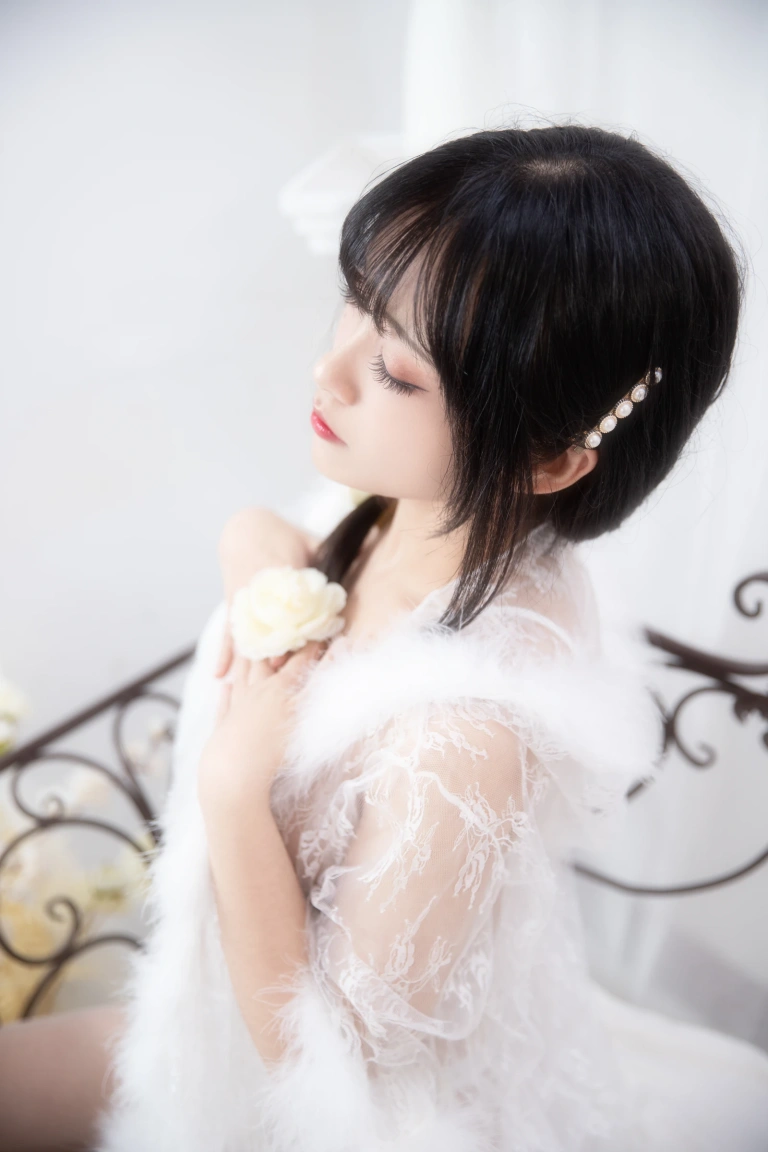 《蛋糕》｜洛璃LoLiSAMA · 25张写真、2 个视频