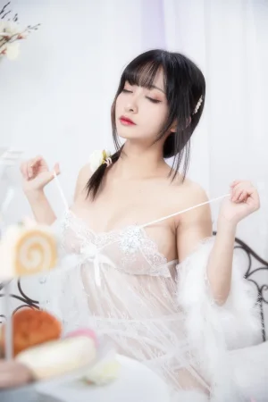 《蛋糕》｜洛璃LoLiSAMA · 25张写真、2 个视频