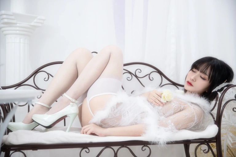 《蛋糕》｜洛璃LoLiSAMA · 25张写真、2 个视频