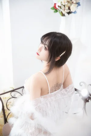 《蛋糕》｜洛璃LoLiSAMA · 25张写真、2 个视频