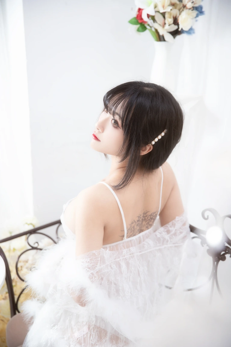 《蛋糕》｜洛璃LoLiSAMA · 25张写真、2 个视频