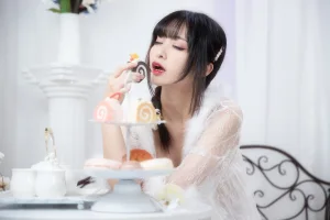 《蛋糕》｜洛璃LoLiSAMA · 25张写真、2 个视频