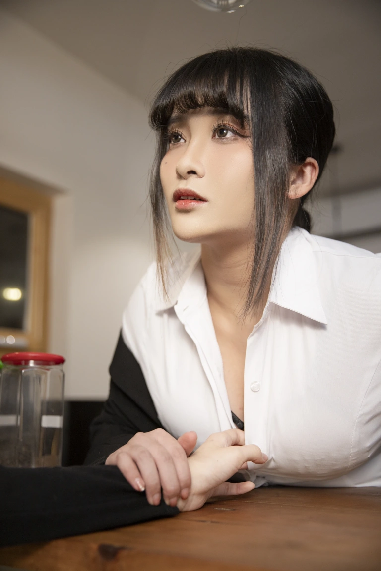 《醉酒OL》｜洛璃LoLiSAMA · 104张写真、1 个视频