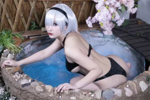 《尼尔2B黑色竞泳》｜洛璃LoLiSAMA · 64张写真、1 个视频