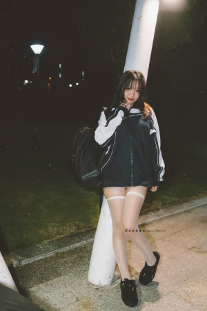 《校服》｜柒柒_Lust77 · 42张写真、1 个视频