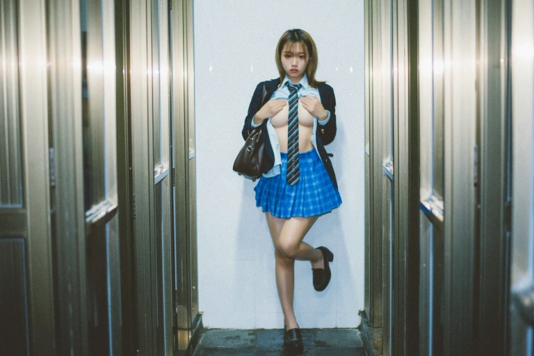 《深夜公园JK》｜柒柒_Lust77 · 35张写真