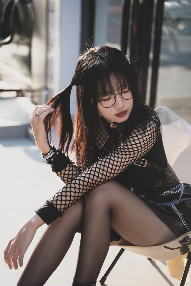 《街拍黑皮裙》｜柒柒_Lust77 · 17张写真