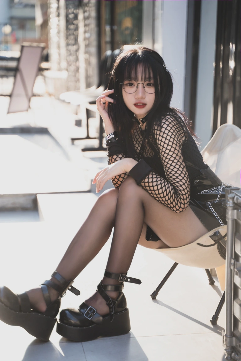 《街拍黑皮裙》｜柒柒_Lust77 · 17张写真