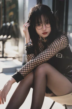 《街拍黑皮裙》｜柒柒_Lust77 · 17张写真