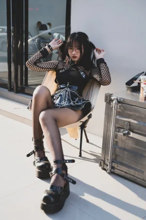 《街拍黑皮裙》｜柒柒_Lust77 · 17张写真