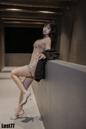 《纸醉金迷》｜柒柒_Lust77 · 90张写真、1 个视频