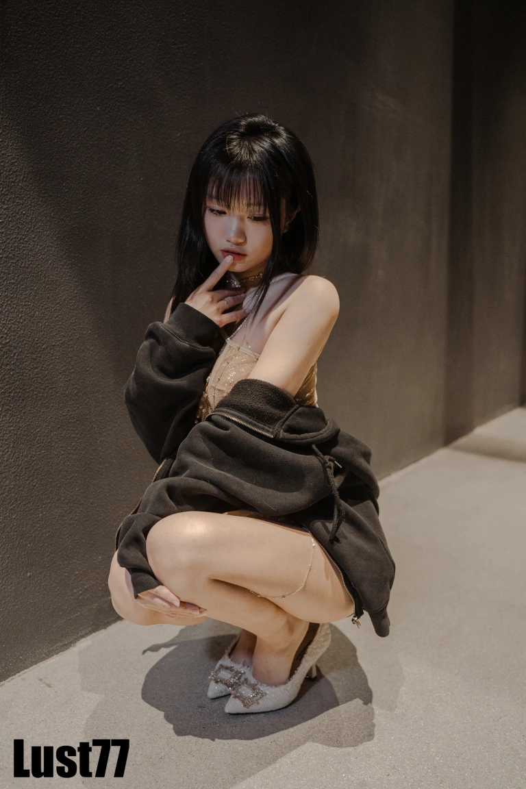 《纸醉金迷》｜柒柒_Lust77 · 90张写真、1 个视频