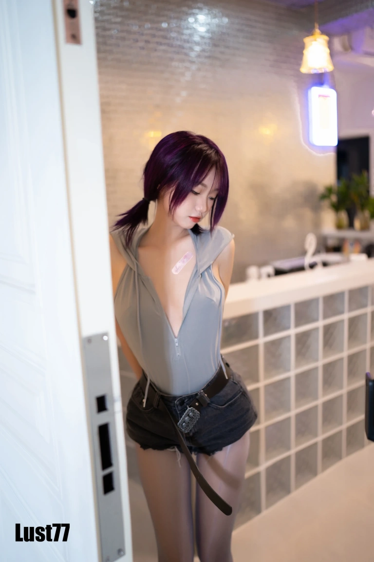 《小灰兔》｜柒柒_Lust77 · 70张写真、1 个视频