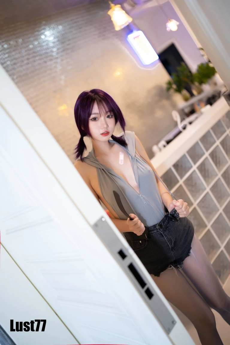 《小灰兔》｜柒柒_Lust77 · 70张写真、1 个视频