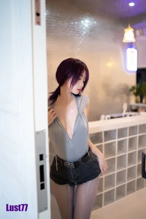 《小灰兔》｜柒柒_Lust77 · 70张写真、1 个视频