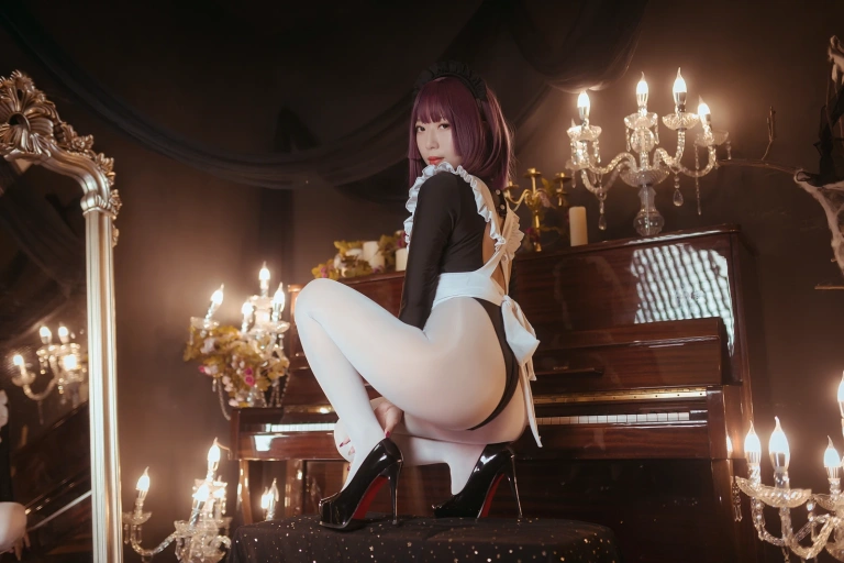 《高叉女仆》｜Money冷冷 · 25张写真