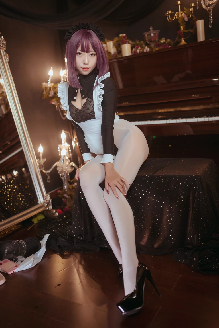 《高叉女仆》｜Money冷冷 · 25张写真