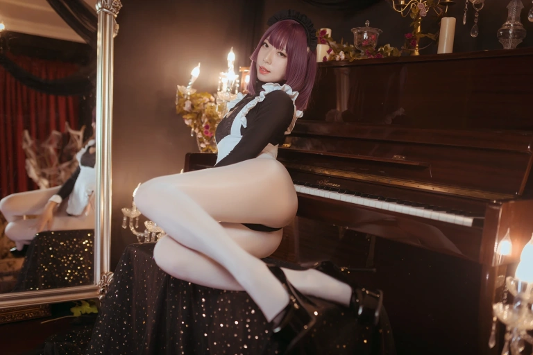 《高叉女仆》｜Money冷冷 · 25张写真